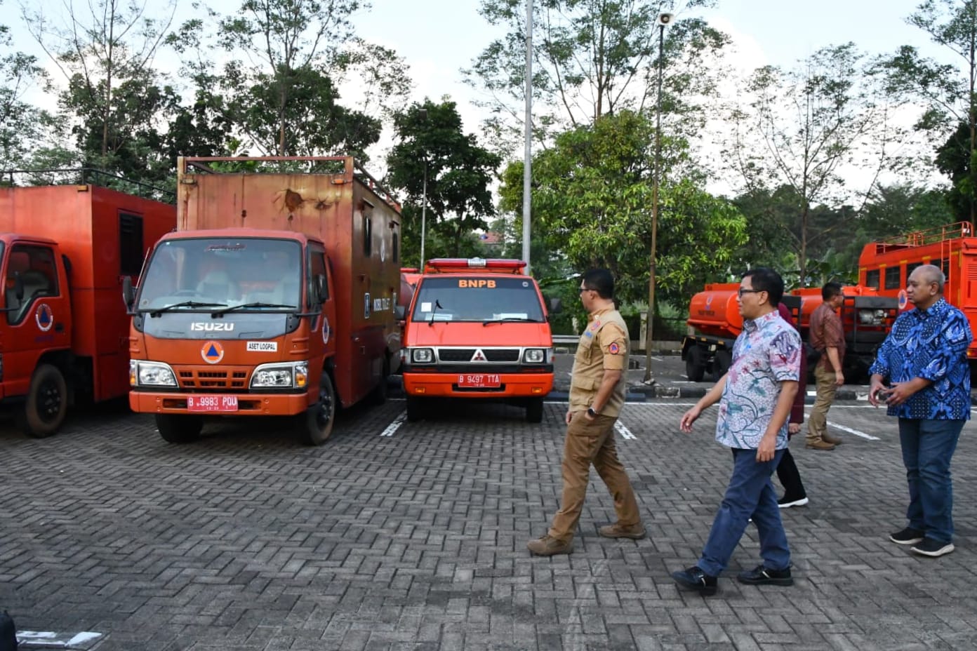 Kepala BNPB Letjen TNI Suharyanto (baju cokelat) bersama Plt. Sekretaris Utama Rustian (batik) dan Deputi Bidang Logistik dan Peralatan Lilik Kurniawan (baju biru) saat meninjau kendaraan di Gudang Logistik BNPB Sentul, Kabupaten Bogor, Jawa Barat pada Jumat (9/6)